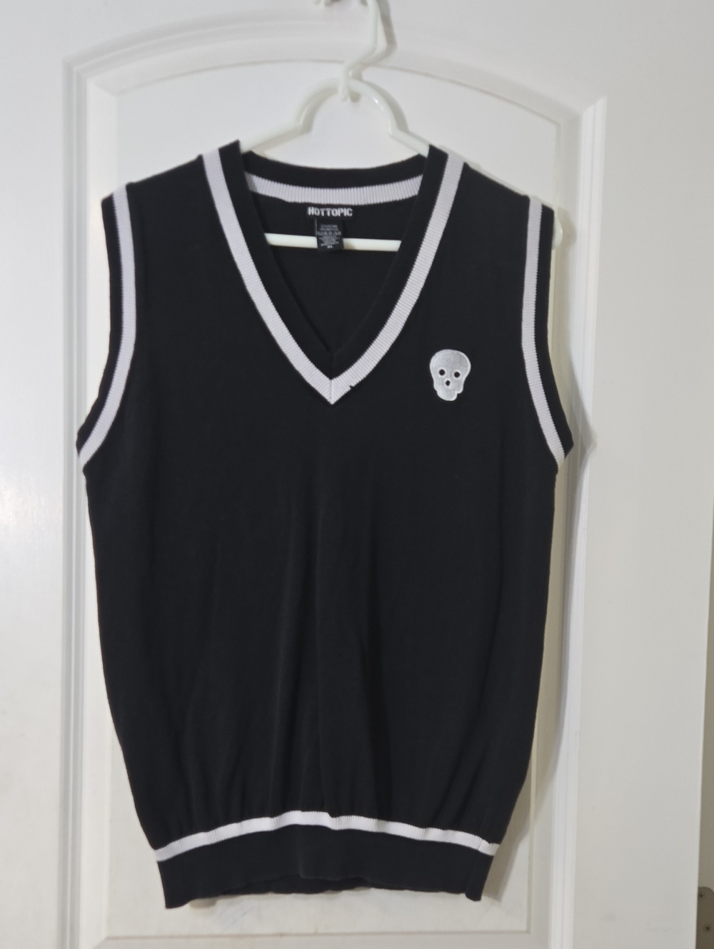 🎄Hot Topic Black and White Sleeveless V-Neck Knit Vest with Skull Patch XL